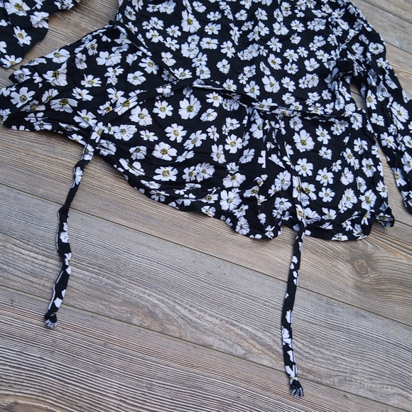 Flower Print Pattern Button Down Front Tie Back Blouse Top - Picture 10 of 12